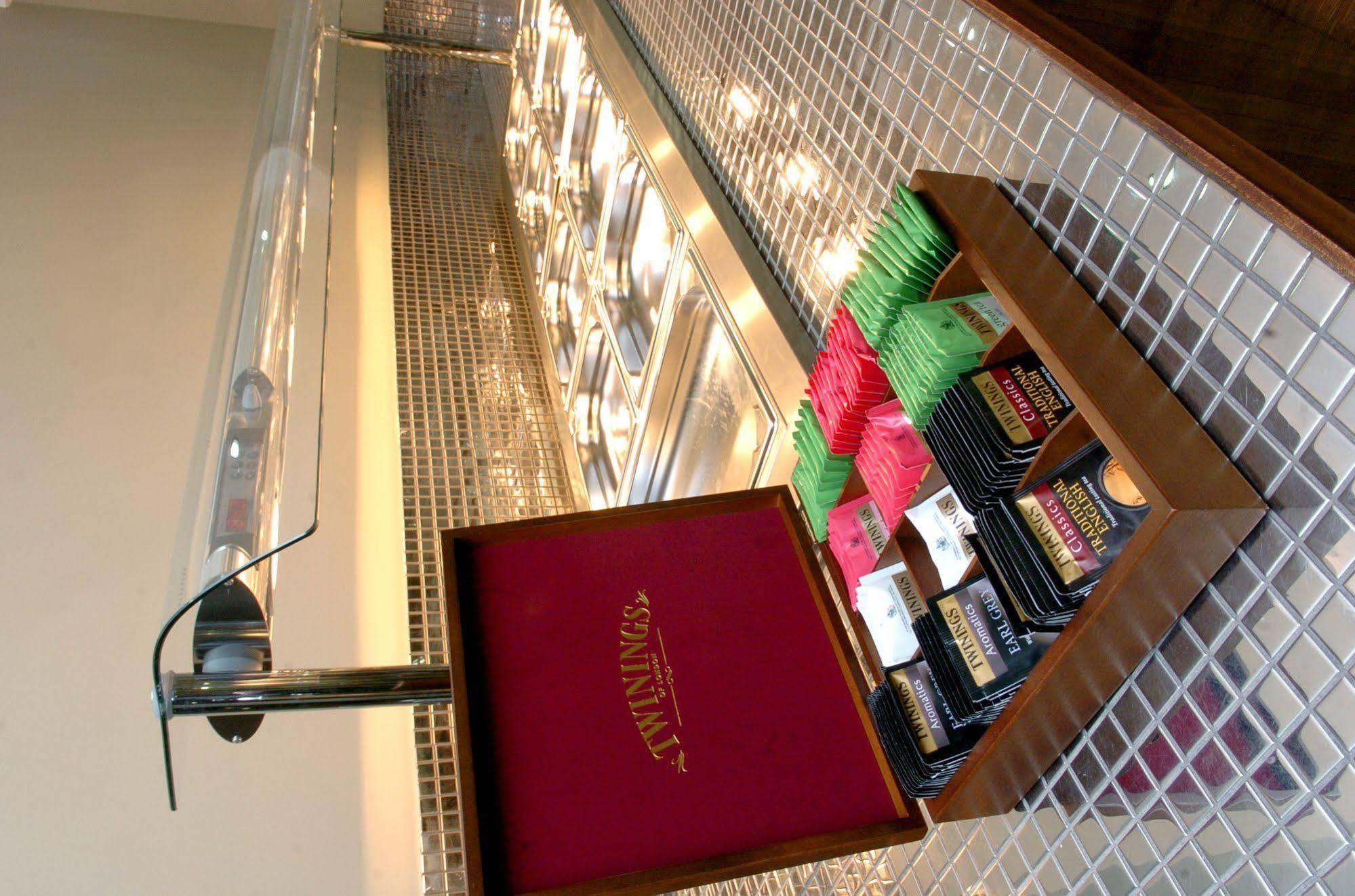 Legacy Preston International Hotel Bagian luar foto